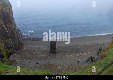 Nebelige Meereslandschaft am Strand Trá-na-mBó, Bunmahon, Irland – ruhige Strandszene mit Rocky Shores und sanften Wellen Stockfoto