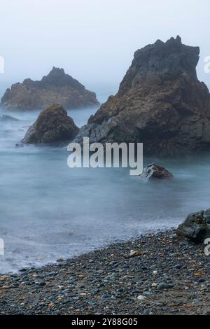 Wilder und geheimnisvoller Strand Trá-na-mBó, Bunmahon, Irland – die felsige Küste in Fog and Mist sorgt für eine unüberirdische Atmosphäre Stockfoto