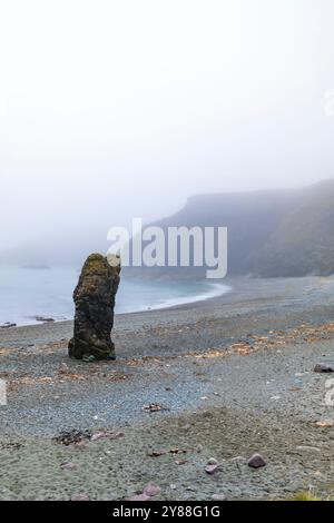 Wilder und geheimnisvoller Strand Trá-na-mBó, Bunmahon, Irland – die felsige Küste in Fog and Mist sorgt für eine unüberirdische Atmosphäre Stockfoto