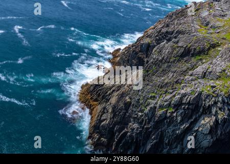 Wellen schlagen gegen die Felsenklippen von Mizen Head Stockfoto