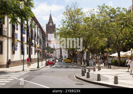 Zentrum der Stadt Funchal mit Blick auf die Kathedrale Sé. Stockfoto