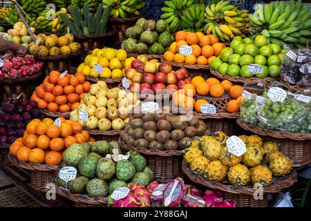 Frisches Obst und Gemüse auf dem berühmten Markt - Mercado dos Lavradores, in Funchal, Madeira. Stockfoto