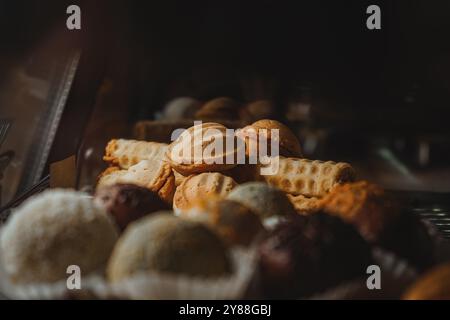 Schwarzwald, Käsekuchen, Nüsse mit Kondensmilch und Dessert in Form von runden Kugeln in verschiedenen Farben. Ein wunderbares Café bietet verschiedene Arten von Stockfoto