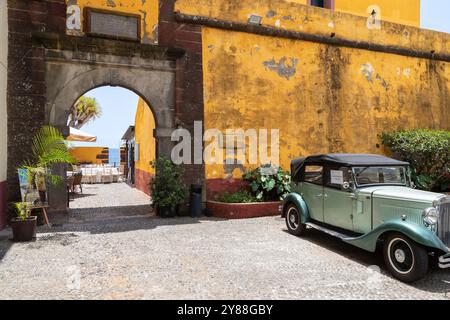 Tor und Eingang zum mittelalterlichen Fort San Tiago in Funchal. Stockfoto