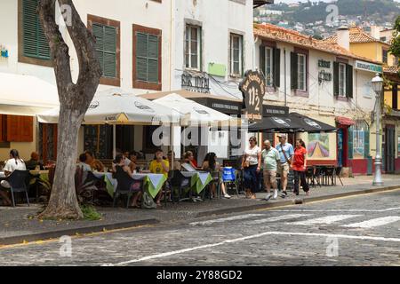 Die Gäste genießen die Terrasse des Restaurante O Regional im Bezirk Funchal Zona Velha. Stockfoto