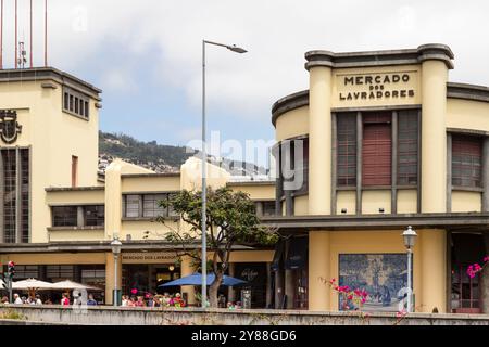 Fassade und Haupteingang des Marktgebäudes Mercado dos Lavradores im Zentrum von Funchal. Stockfoto