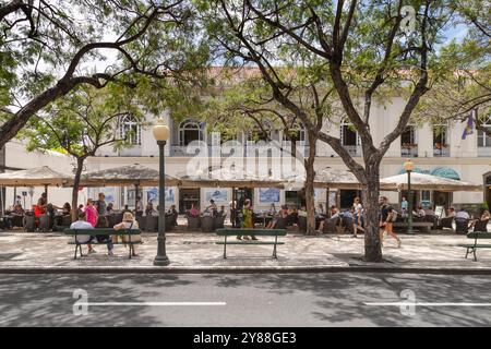 Die Gäste genießen die Terrasse vor dem Ritz Madeira, eines der ältesten großen Cafés in Funchal mit den berühmten blau-weißen Fliesen an der Fassade. Stockfoto