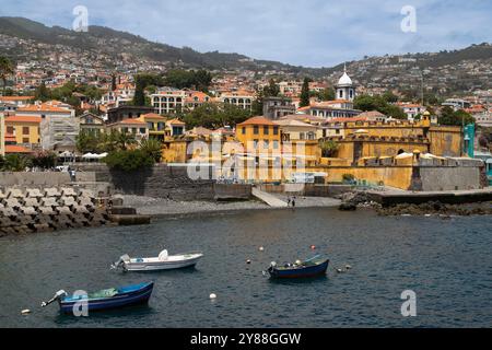 Blick auf die Stadt Funchal mit der Festung São Tiago und dem Kirchturm der Kirche Senhor do Socorro auf Madeira. Stockfoto