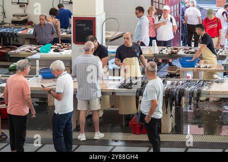 Fischhändler in der Markthalle - Mercado dos Lavradores, im Zentrum von Funchal, Madeira. Stockfoto