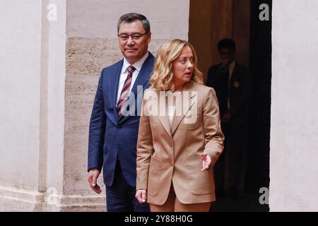 Rom, Italien, 3. Oktober 2024. Italiens Premier Giorgia Meloni begrüßt den kirgisischen Präsidenten Sadyr Japarov im Regierungsbüro des Chigi-Palastes. Stockfoto