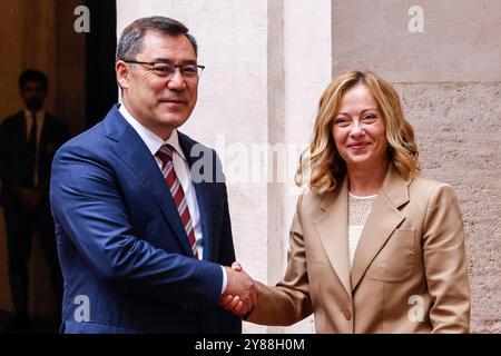 Rom, Italien, 3. Oktober 2024. Italiens Premierminister Giorgia Meloni schüttelt rechts im Regierungsbüro des Chigi-Palastes dem kirgisischen Präsidenten Sadyr Japarov die Hand. Stockfoto