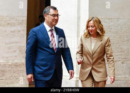 Rom, Italien, 3. Oktober 2024. Italiens Premier Giorgia Meloni begrüßt den kirgisischen Präsidenten Sadyr Japarov im Regierungsbüro des Chigi-Palastes. Stockfoto