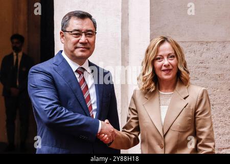 Rom, Italien, 3. Oktober 2024. Italiens Premierminister Giorgia Meloni schüttelt rechts im Regierungsbüro des Chigi-Palastes dem kirgisischen Präsidenten Sadyr Japarov die Hand. Stockfoto