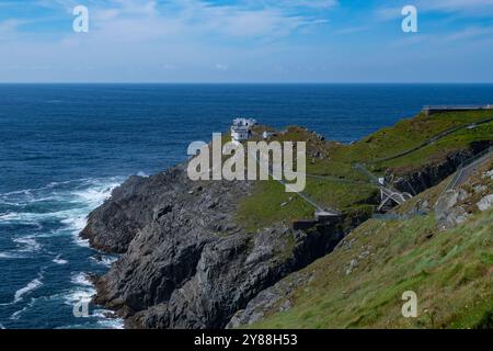 Mizen Head Lighthouse mit dramatischem Blick auf die Küste Stockfoto