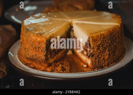 Käsekuchen mit Brownie drin. Verschiedene Arten von Mini-Desserts in einer Vitrine. Moderne Bäckerei oder Patisserie. Stockfoto