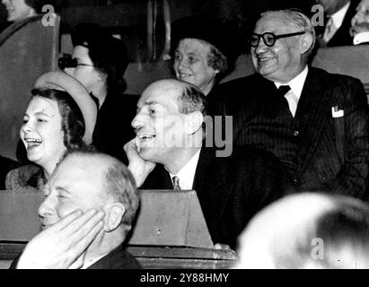 Eine Kabinettänderung. - Attlee, Bevin, vergiss die staatlichen Sorgen am Olympischen Zirkus -- Mr. Clement Attlee und seine Tochter Allison (links) mit Mr. Ernest Bevin war sehr amüsiert als die Mätzchen der Clowns während der Zirkusvorstellung. Der britische Premierminister nahm seine jüngere Tochter Allison zum Weihnachtszirkus der Bertram Mills in Olympia, London Ernest Bevin, der britische Außenminister, war ebenfalls für eine kurze Pause von seinen mühsamen Aufgaben dort. Dezember 1947. Stockfoto