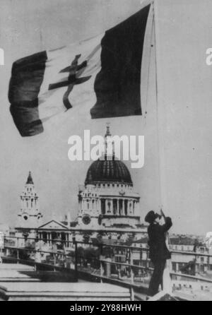 Französische Befreiungsflagge in London entfaltet -- die Lothrininger Kreuz-Flagge des neuen Frankreich wird am 23. August auf einem Gebäude in London gehisst, als die Nachricht von der Befreiung von Paris durch die alliierten Streitkräfte erhielt. Die Flagge wurde neben dem alten Tricolor geflogen. Die Kuppel von St. Paul's ist im Hintergrund. Das Foto wurde in New York am 23. August von London empfangen. August 1944. (Foto von Associated Press Radiophoto). Stockfoto