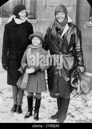 Lone Woman Flier kommt am 16. Januar aus Afrika nach Hause. Lady Bailey, Ehefrau von Sir Abe Bailey, kam heute in Croydon an, als sie ihre Reise in einem winzigen Mottenflugzeug aus Kapstadt, Südafrika, beendet hatte. Sie verließ Kapstadt am 21. September und wurde in Le Bourget festgehalten, nachdem sie zwei Versuche unternommen hatte, dort zu verlassen. . Lady Bailey mit ihren beiden Tochter, die sie bei der Ankunft begrüßte. Auf der linken Seite ist Miss Mary Ellen Bailey und im Zentrum Miss Anne Bailey. August 1929. Stockfoto