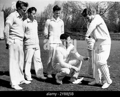 Vorbereitungen für die Cricket-Saison -- Trevor Bailey, der bekannte England- und Essex-Spieler, gibt neue junge Spieler auf dem Essesx-Boden Ratschläge. L bis R: Peter Spicer, Tony Stanyard, Brian Uren und Barry Knight (mit Fledermaus). Cricket-Enthusiasten im ganzen Land sind jetzt damit beschäftigt, sich mit der Eröffnung einer Saison zu beschäftigen, die zu einer der schönsten für englisches Cricket wird. April 1955. (Foto: Sport & General Press Agency Limited). Stockfoto