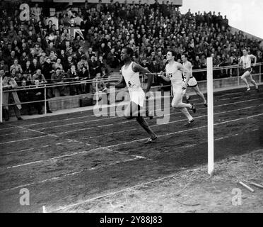 Zurück zum Track - nach 5 Jahren Krieg.E. McDonald Bailey (polytechnic Harriers) aus Trinidad gewann das Finale der 220 Yards in 22,7 Sekunden. Auch er hat einen sehr entspannten Stil, der an Jesse Owens erinnert, und britische Athleten hoffen, dass er irgendwann das Gleiche mit diesem großartigen amerikanischen Läufer beweisen wird. Vielleicht etwas müde nach sechs Jahren Krieg, ohne die richtigen Mengen an Lebensmitteln, ohne große Chancen, während ihres Dienstes bei den Streitkräften zu trainieren, müssen britische Amateursportler immer noch ein Come-back inszenieren. Amateursportvereine aus der ganzen Welt Stockfoto