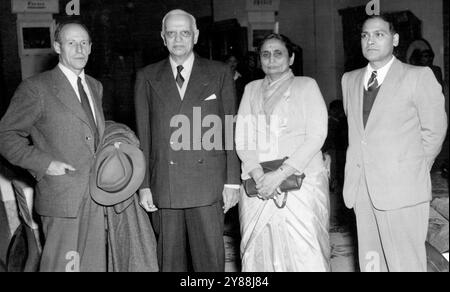 Australischer Generalstaatsanwalt in Neu-DelhiFoto zeigt: (Von links nach rechts): Herr K. H. Bailey, Shri Setalvad und Shrimati Setalvad am Flughafen. Herr K. H. Bailey, Generalstaatsanwalt von Australien, kam am 27. Dezember in Neu-Delhi an, um an der sechstägigen internationalen Rechtskonferenz im parlament in Neu-Delhi teilzunehmen. Er wurde am Flughafen Palam von Shri M. C. Setalvad, dem Generalstaatsanwalt von Indien, empfangen. Januar 1954. (Foto: Paul Popper). Stockfoto