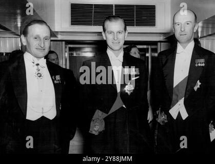 Duke bei Olympischen Spielen Dinner -- H.R.H. der Duke of Edinburgh fotografierte heute Abend mit Lord Burghley und (rechts) dem Duke of Beaufort (Vorsitzender) im Savoy Hotel, als er beim Abendessen der British Olympic Association teilnahm. Es wurde ein Appell um Gelder erhoben, um das britische Team nächstes Jahr nach Helsinki zu schicken. November 1951. Stockfoto