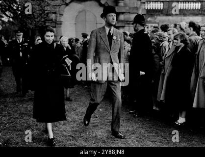 Die Königin Herzog von Edinburgh und Prinzessin Margaret verbrachten ihren Urlaub mit dem Herzog von Beaufort. Wir begrüßen sie während der Olympischen Spiele. Die ersten Aufgaben der Königin – obwohl der Hof in Trauer war, hat Königin Elisabeth II. Bereits viele öffentliche Aufgaben erfüllt. Es gab einen völligen Mangel an Zeremonien und für alle Aufgaben hat sich die Königin klug gekleidet, aber farblos, die Kleidung ihrer Trauer wurde nur durch die unscheinbarste Verzierung erleichtert. Juni 1952. (Foto: Paul Popper). Stockfoto