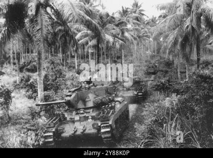 Dieses Foto des Australian war Memorial zeigt Panzer, die 1943 einen Weg durch einen dichten Regenwald von Neuguinea treiben. Morgen gibt "The Sun" die beste Beschreibung des Dschungelkriegs wieder, die je geschrieben wurde. Januar 1941. (Foto vom Australian war Memorial). Stockfoto