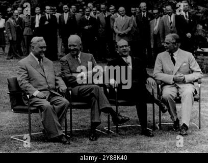 Die freundlichen vier – trotz Sprachschwierigkeiten scheinen die Großen vier sich zu amüsieren, als sie gestern für Fotografen auf dem Gelände des Palais des Nations in Genf posieren. Von links nach rechts: Präsident Eisenhower, Sir Anthony Eden und M. Edgar Faure. Juli 1955. (Foto: Paul Popper, Paul Popper Ltd.) Stockfoto