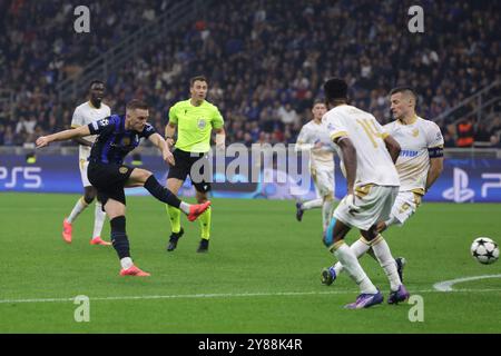 Mailand, Italien, 1. Oktober 2024. Piotr Zielinski vom FC Internazionale schießt beim UEFA Champions League-Spiel in Giuseppe Meazza, Mailand. Der Bildnachweis sollte lauten: Jonathan Moscrop / Sportimage Stockfoto