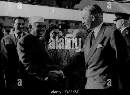 Premier grüßt Nehru am Flughafen -- der britische Premier Sir Anthony Edin schüttelt seinem Gast, dem indischen Premierminister Pandit Jawaharlal Nehru, die Hand, der heute Abend (Freitag) von Rom zum Flughafen London geflogen ist. Mit ihnen sind Pandit Nehrus Schwester, Mrs. Vijaya Lakshmi Pandit, Indiens hohe Kommissarin in London, und Pandit Nehrus Tochter, Mrs. Indira Gandhi, die mit ihrem Vater flog. Am Wochenende wird Herr Nehru als Gast von Sir Anthony in Chequers die bevorstehenden Gipfelgespräche in Genf erörtern. Der indische Premierminister war auf einer fünfwöchigen Tour durch Europa, während der er ihn besucht hat Stockfoto