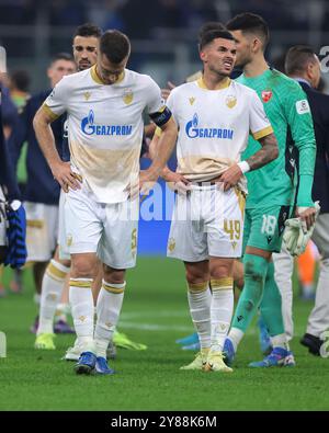 Mailand, Italien, 1. Oktober 2024. Uros Spajic und Nemanja Radonjic vom FC Crvena Zvezda reagieren nach dem letzten Pfiff des UEFA Champions League-Spiels in Giuseppe Meazza, Mailand. Der Bildnachweis sollte lauten: Jonathan Moscrop / Sportimage Stockfoto