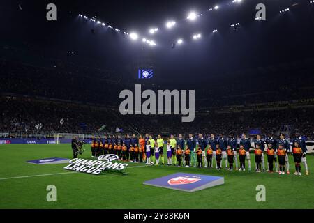 Mailand, Italien, 1. Oktober 2024. Spieler und Funktionäre stehen vor dem Start des Spiels der UEFA Champions League in Giuseppe Meazza, Mailand. Der Bildnachweis sollte lauten: Jonathan Moscrop / Sportimage Stockfoto