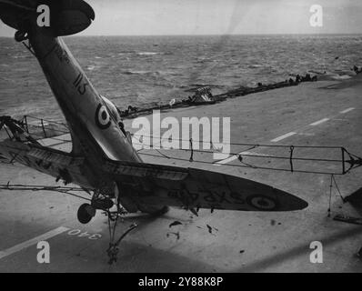 Die Kamera hat diesen Flugzeugabsturz gefangen - Ein Seafire trifft auf das Deck - Ein grafischer Momentaufruf durch den Kameramann an Bord des britischen Flugzeugträgers illustrous. Ein Seafire einer Royal Naval Volunteer Reserve Staffel, die auf dem Träger landet, kippte auf seiner Nase, als er die Barriere traf. Teile des Flugzeugs sind zu sehen, wie sie fliegen. Das Rad wird zurückgeschleudert, wenn das Flugzeug auf das Deck trifft. Die Hände des Flugdecks starteten von den Schützengruben nach vorne, aber der Pilot, der im Cockpit zu sehen ist, stieg unverletzt heraus. September 1950. Stockfoto