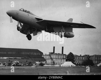 Großbritanniens schnellstes Flugzeug auf Sicht -- Was wahrscheinlich Großbritanniens - und das schnellste Flugzeug der Welt ist, wurde bei der jährlichen Ausstellung von S.B.A.C. in Farnborough fotografiert. Es handelt sich um die Hawker P.1067, die laut Berichten mehr als 670 m.p.h. in Flügen überschritten haben soll, mit Testpilot Neville Duke an der Kontrolle. Sie landet heute nach einem Flug in Farnborough. September 1951. Stockfoto