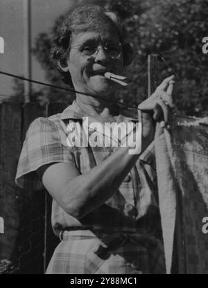 Die Arbeit ging heute genauso weiter für Mrs. C. Holland vom Pacific Highway. Roseville, der ein Duplex (zwei Häuser) in der war Veterans' Art Union gewann, zog gestern Abend. Wegen der Hektik von Nachfragen über die Häuser ließ Mrs. Holland ihr Telefon abschalten. März 1949. Stockfoto