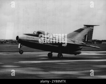 Delta Research Plane nimmt die Luft in Farnborough -- das Fairey Delta, ein Delta-Flügel-Forschungsflugzeug, das heute (Mittwoch) in Farnborough, Hampshire, für einen Demonstrationsflug bei der Flying Display 1954 und Ausstellung der Society of British Aircraft Constructors startet. Das Flugzeug ist eines der kleinsten auf der Show mit einer Spannweite von 20 Fuß. Er wird von einem Rolls-Royce Derwent-Triebwerk angetrieben. September 1954. Stockfoto