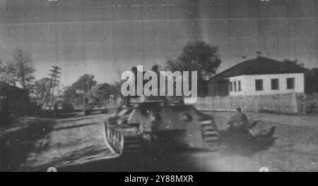 Sowjetisch-Deutsche Front. Die Rote Armee setzt ihren Vormarsch in die Westukraine fort. Sowjetische Panzer fahren durch ein ukrainisches Dorf. März 1944. (Foto: A. Kapustyansky, SIB Photo Service). Stockfoto