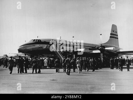 Flying Display and Exhibition eröffnet heute am Farnborough Aerodrome, Hants -- Besuchermassen haben einen Blick auf das B.O.A.C. Bristol Britannia aus nächster Nähe. Die Flying Display and Exhibition 1953, die die Produkte der Mitglieder der Society of British Aircraft Constructors zeigt, wurde heute auf dem Farnborough Aerodrome in Hampshire eröffnet. Große Menschenmassen waren anwesend. September 1953. (Foto von Fox Photos). Stockfoto