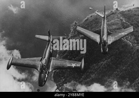 New Fighter für die United States Navy -- die FJ 2 Fury fliegt in Formation mit ihrem Vorgänger FJ 1 Fury. Das spätere Flugzeug hat die Flügel nach hinten gefegt. Der neueste Trägerflugzeug für die US Navy ist der North American ***** . Der Prototyp dieses ***** Wurde am 19. Februar erstmals geflogen ***** Hat die Flügel nach hinten gefegt, Träger ***** . Kanonen und ist in der 650***** Elektrischer J 47 Turbo-Jet ***** Hat eine Serviceobergrenze FJ 2 Fury Entwicklung des FJ 1 Fury. März 1952. (Foto: Paul Popper, Paul Popper Ltd.) Stockfoto