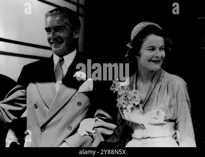 Eden und seine Braut -- Außenminister Anthony Eden und seine lächelnde Braut Clarissa Spencer-Churchill verlassen Caxton Hall nach der Zeremonie Anthony Eden, 55 Jahre alt ***** Britischer Außenminister, heute Morgen ***** Die 32-jährige Miss Clarissa Spencer, Churchill, Nichte des Premierministers, im Caxton Hall Register Office, Westminister. August 1952. Stockfoto