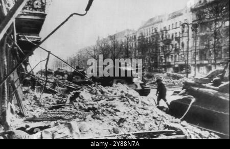 Sowjetische Panzer auf der Clear Street in Berlin -- russische Panzer konzentrieren sich auf eine Straße, die von Deutschen in Berlin geräumt wurde, laut Bildunterschrift auf diesem russischen Foto. Mai 1945. (Foto von AP Wirephoto). Stockfoto