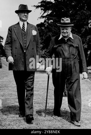 Mr. Churchill Unterhält Mr. Baruch. Mr Winston Churchill fotografierte mit Bernard Baruch. Auf dem Gelände von chartwell Manor Westerham, als der Premierminister aus Kriegszeiten den berühmten amerikanischen Besucher zum Mittagessen unterhielt. Mr. Baruch war Mr. Churchills Gastgeber in New York während seiner jüngsten Amerikanereise. Juli 1949. Stockfoto