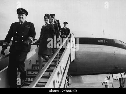 Der letzte Komet fliegt ein - Captain R. C. Alabaster führt seine Crew vom letzten Kometen 4, um mit dem BOAC-Linienverkehr zu fliegen, nachdem er heute von Auckland, Neuseeland, am Flughafen London angekommen war. Das berühmte Flugzeug wird von den BOAC-Diensten zugunsten einer zweiteiligen Jet-Flotte von VC 10 und Boeing 707 ausgemustert November 1955. Stockfoto