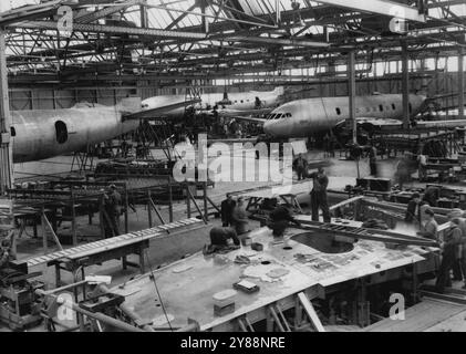 ***** 'Comets' - die ersten Jet-Linienflugzeuge der Welt - im Bau - Eine allgemeine Ansicht der 'Comets', die sich im Bau in der Fabrik in Hatfield (Hertfordshire) der de Havilland Aircraft Company befinden. Nach dem ***** Des ersten Jet-Linienflugzeugs der Welt, der de Havilland 'Comet', das ***** ist Zwei rekordverdächtige Flüge nach ITS ***** Andere sind im Bau, die Fabrik de Havilland hier Der zweite 'Komet' wird voraussichtlich fliegen ***** Der Spätsommer dieses Jahres Die ersten beiden, die vom Fließband kamen, wurden vom Versorgungsministerium auf normaler kommerzieller Basis bestellt. März 30, Stockfoto