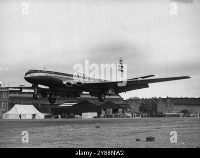 ***** Comet kommt zur Air Show -- das weltweit erste Jet-Flugzeug der Comet in seinen neuen B.O.A.C. Farben landet in Farnborough.**** (5. September) die elfte Society of British Aircraft Constructors Flying Display und Ausstellung wird auf dem Faranborough Airfield eröffnet. Heute kamen viele Flugzeuge - einige von ihnen waren auf der geheimen Liste - auf dem Flugplatz an. September 1950. (Foto von Barratt). Stockfoto