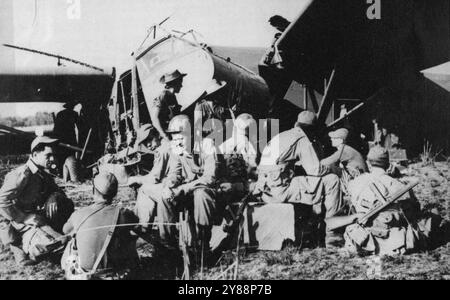 Eines der erfolgreichen Schläge gegen die Japaner im Fernen Osten war die überraschende Landung einer großen Truppe alliierter Luftlandeeinheiten hinter den feindlichen Linien in Burma. Die britischen Bodentruppen wurden von dem berühmten britischen Generalmajor Orde Charles angeführt, der bei einem Flugzeugabsturz getötet wurde. Der Gleiter ***** Regie: Colonel Philip Cochran, Leads ***** Die erste Air Commando Force der US Army Air Force. Pläne für eine Luftfahrt in ***** China-Birma-Indien Theater begann im August ***** Henry H. Arnold, Kommandeur der U.S. Army Force, unterteilte Colonel Cohran und andere US-Offiziere in einer Washington-Hr. Stockfoto