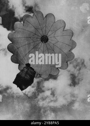 Die Burma-Versorgungsstraße durch die Luft offen halten, die Ballenvorräte driften mit einem Fallschirm herunter. Februar 1943. (Foto: New York Times Overseas Service). Stockfoto