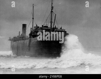 Fünf Seeleute blieben an Bord dieses amerikanischen Dampfschiffes, der vor wenigen Augenblicken bei einem Sturm an der australischen Küste zerstört wurde, als dieses Foto gemacht wurde. Schließlich wurden alle Hände gerettet, aber vier australische Soldaten, die bei der Rettung assistierten, wurden ertränkt. November 1943. (Foto: Baden Herbertson Mullaney/Fairfax Media) Stockfoto