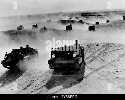 Das Foto wurde bei Manövern in Ägypten aufgenommen und zeigt die australischen Männer und Maschinen, die sich auf ihren Vormarsch in der westlichen Wüste vorbereiten. Australier in Bren-Trägern, die in Kampfformation zum Angriff aufsteigen. Australier, die in Ägypten manövrieren, bereiten sich auf ihren Vormarsch in der westlichen Wüste vor. Januar 1941. Stockfoto